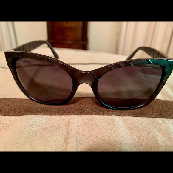 🖤Burberry Sunglasses🖤 - Picture 1 of 8